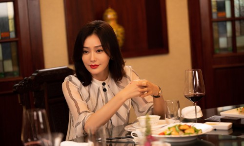 秦岚《怪你过分美丽》霸气反击 莫向晚裸辞登热搜引众议
