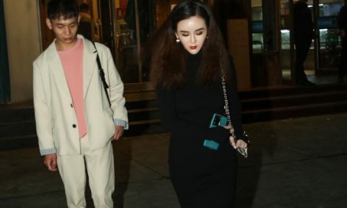 灯影盏盏夜色正浓 刘竞清姿典雅宛若月光下的画卷_完万圣